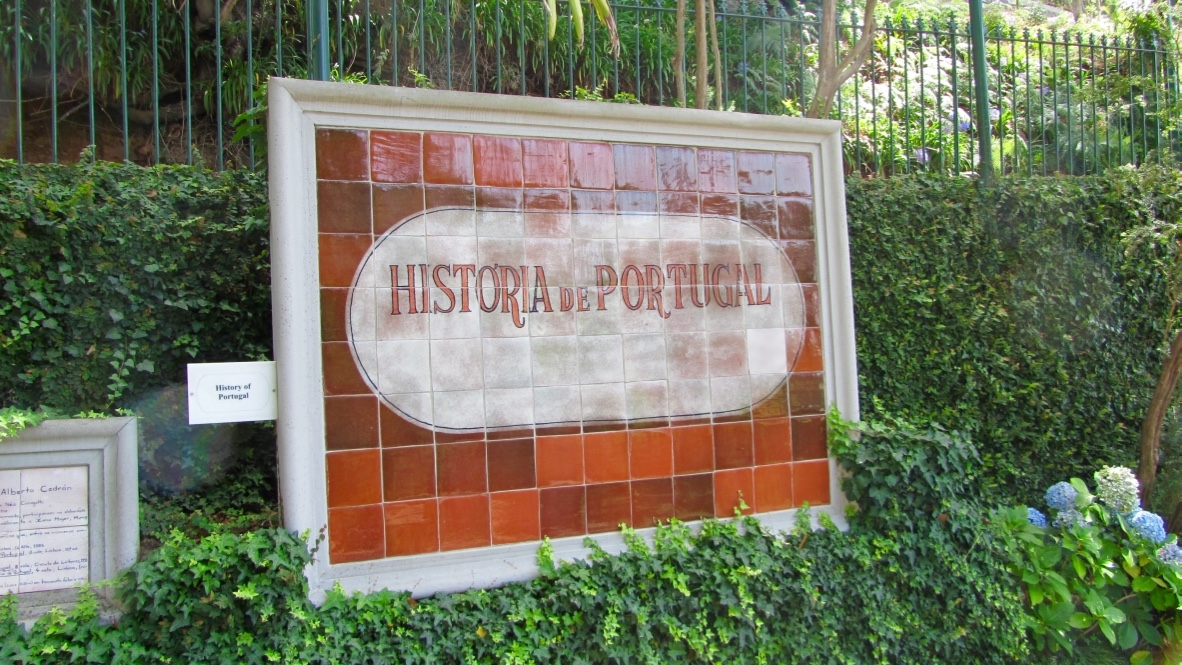 Primer panel de azulejos que muestra la Historia de Portugal en Jardim Tropical