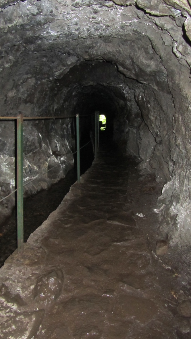 Interior de uno de los túneles en el Caldeirao Verde