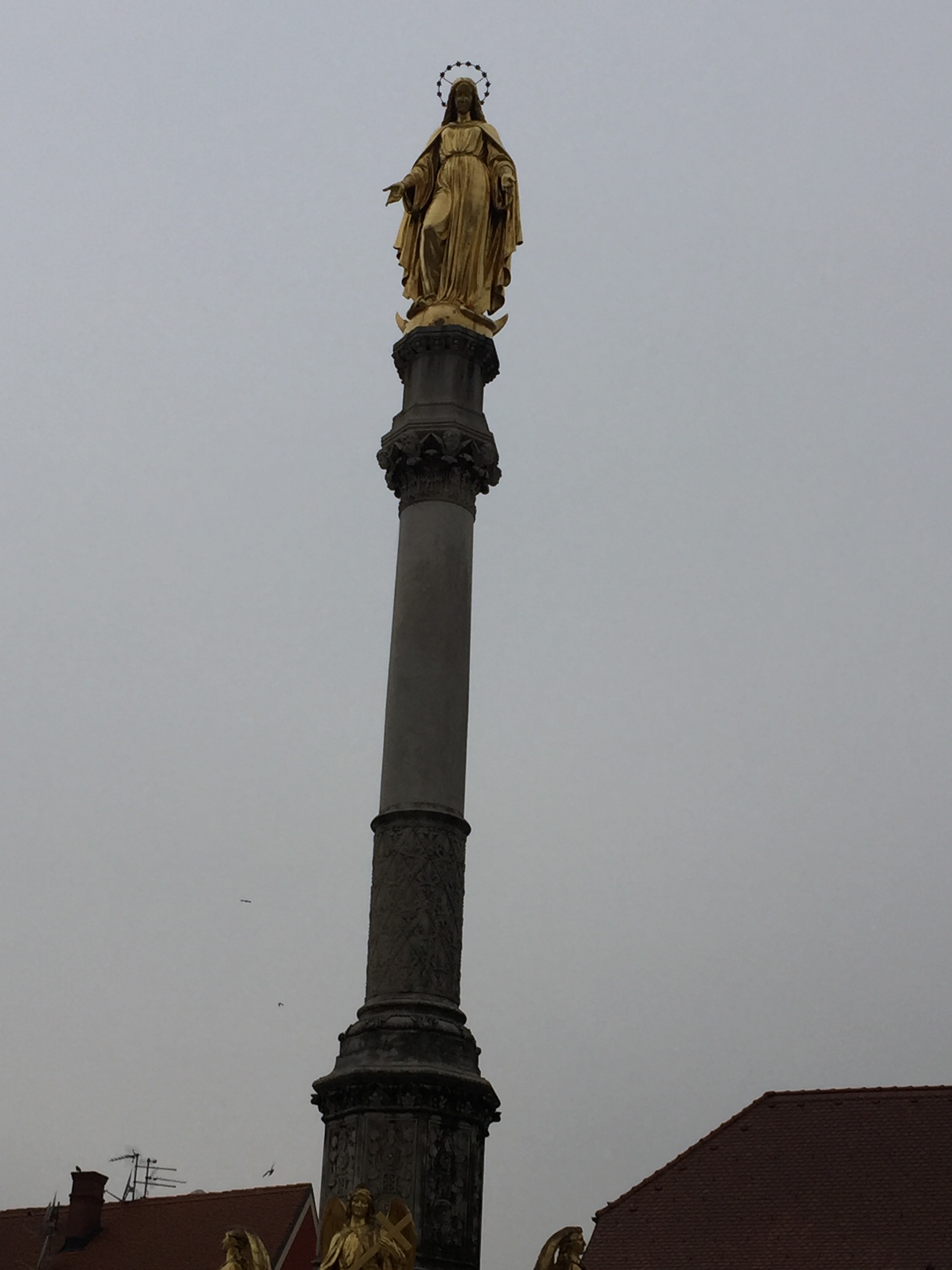 Virgen frente Catedral de Zagreb